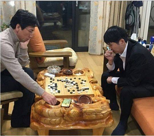 안희정(왼쪽) 더불어민주당 충남도지사가 지난 1월 도지사 공관에서 프로바둑 기사 이세돌 9단과 바둑을 두고 있다. 안희정 충남도지사측 제공