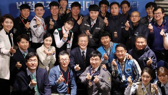 문재인 대통령이 지난 12일 첫 공식 외부 일정으로 인천 중구 인천공항공사에서 비정규직 관련 간담회를 마치고 참석자들과 기념촬영하고 있다.  (청와대 제공) 2017.5.12/뉴스1