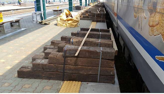 천안역 등에는 ITX-청춘열차 전용 승강대를 만들기 위해 폐침목을 사용했다. [사진 전국철도노동조합]