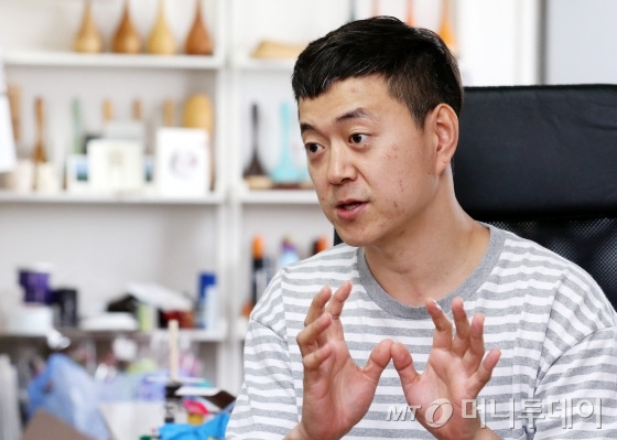 문재인 대통령의 아들 문준용씨가 16일 오후 서울 문래동 작업실에서 본지와 인터뷰를 가졌다. 그는 "조금이라도 의심 살 만한 행동은 하지 않겠다"며 특혜채용 의혹에 대해선 소송을 통해 진실을 밝히겠다고 말했다. /사진=홍봉진 기자.