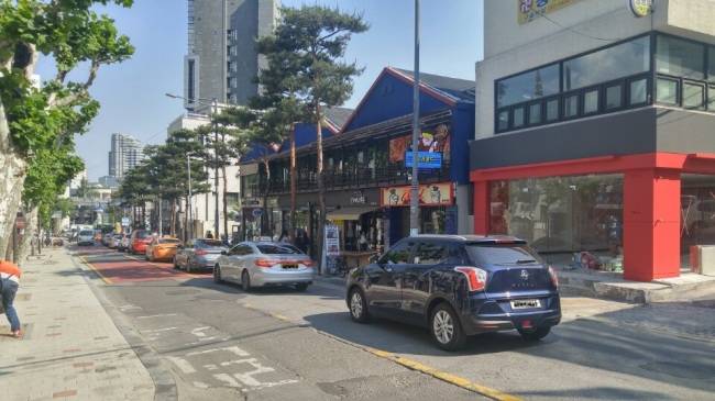 [사진설명=서울로7017 인근 중림로 일대 낡은 건물이 빠르게 젊은층을 노린 상가로 변신하고 있다.]