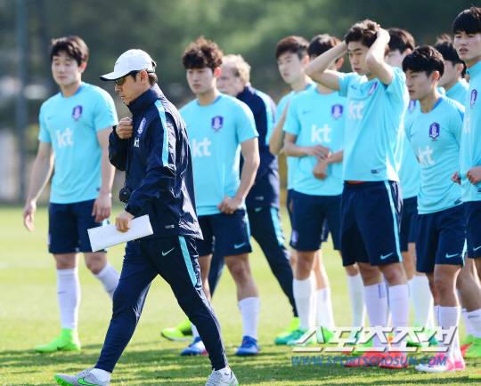 FIFA U-20 월드컵 코리아 2017에 출전하는 축구대표팀이 11일 오후 파주축구트레이닝센터에서 훈련을 했다.   신태용 감독이 훈련을 지시하고 있다.   파주=정재근 기자 cjg@sportschosun.com/2017.04.11/