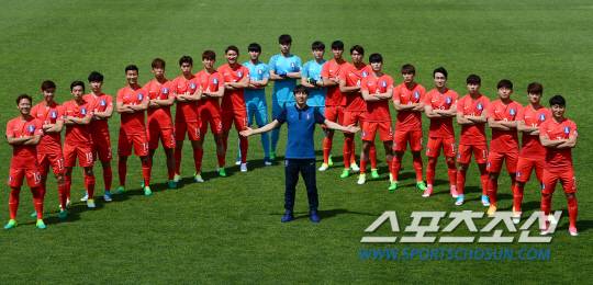 2017 FIFA U20 월드컵 코리아에 출전하는 U-20 축구국가대표팀 선수들이 15일 오전 파주 축구트레이닝센터에서 포토데이를 열었다.  신태용 감독과 선수들이 포즈를 취하고 있다.   파주=정재근 기자 cjg@sportschosun.com/2017.05.15/