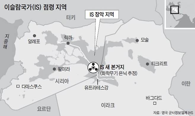 17일(현지 시각) 이라크군과 이슬람국가(IS) 대원들이 전투를 벌인 이라크 모술 서부 지역에서 주민들이 피란길에 오르고 있다. 야히야 라술 이라크군 대변인은 전날 기자회견에서 “IS의 최대 근거지 모술 서부를 90% 정도 탈환했다”고 밝혔다. /AFP 연합뉴스