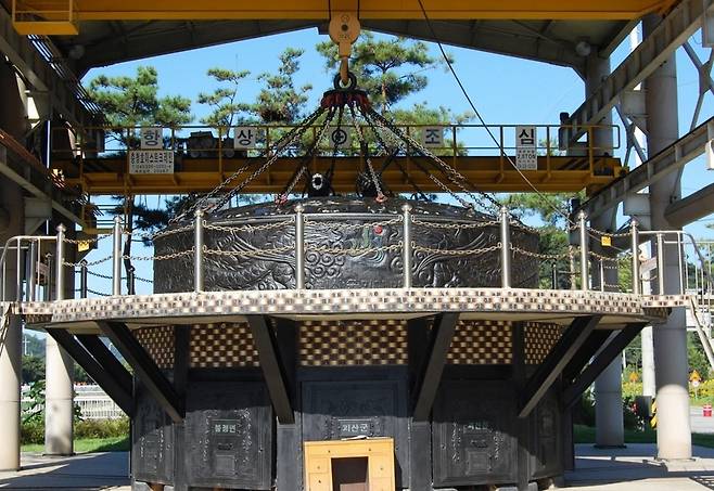 충북 괴산군이 2005년 군민 성금 등 5억3000만원을 들여 제작한 세계 최대 가마솥. 2007년 이후 사용하지 않고 방치돼 사실상 애물단지로 전락했다.괴산군청 제공