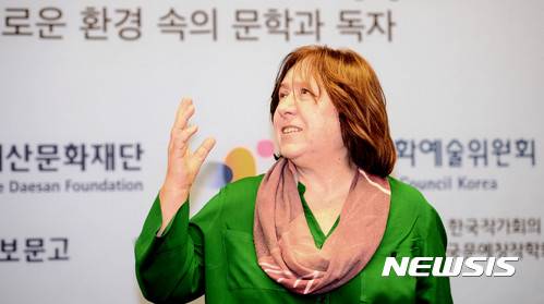 【서울=뉴시스】추상철 기자 = 서울국제문학포럼 참석차 방한중인 2015년 노벨문학상 수상자인 스베틀라나 알렉시예비치 작가가 19일 오전 서울 종로구 교보생명빌딩에서 기자간담회장으로 들어서고 있다. 2017.05.19.   scchoo@newsis.com
