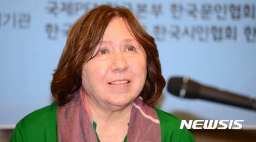 【서울=뉴시스】추상철 기자 = 서울국제문학포럼 참석차 방한중인 2015년 노벨문학상 수상자인 스베틀라나 알렉시예비치 작가가 19일 오전 서울 종로구 교보생명빌딩에서 기자간담회를 갖고 있다. 2017.05.19.   scchoo@newsis.com