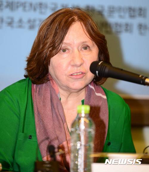 【서울=뉴시스】추상철 기자 = 서울국제문학포럼 참석차 방한중인 2015년 노벨문학상 수상자인 스베틀라나 알렉시예비치 작가가 19일 오전 서울 종로구 교보생명빌딩에서 기자간담회를 갖고 있다. 2017.05.19.   scchoo@newsis.com
