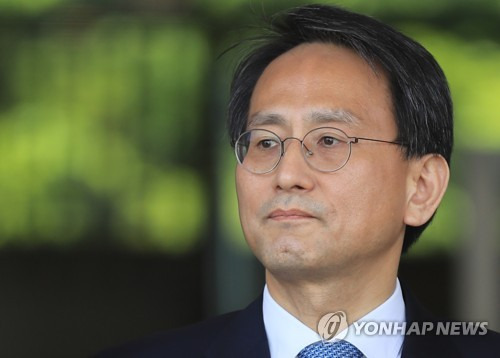 (서울=연합뉴스) 서명곤 기자 = 전격적으로 사의를 표명한 이창재 법무부 장관 권한대행이 19일 오전 경기도 과천시 법무부 청사를 나서고 있다.   2017.5.19      seephoto@yna.co.kr