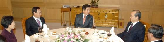 노무현 대통령이 2007년 1월10일 입법·사법·행정 3부요인과 중앙선거관리위원장을 청와대로 초청, 오찬 자리에서 대통령 4년 연임제 개헌 제안 취지 설명과 의견을 나누고 있다./사진=국정홍보처 제공
