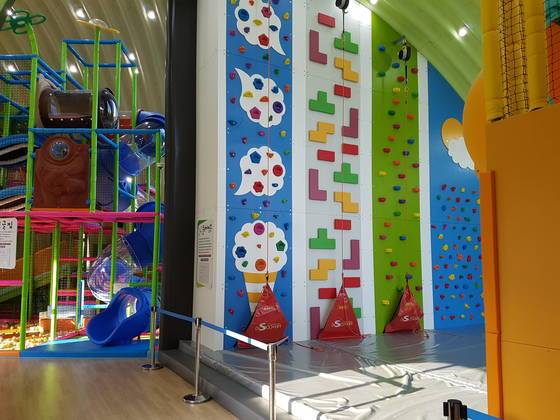 지난 17일 오픈한 동구랑 스틸랜드에 설치된 어린이용 암벽등반. 임명수 기자