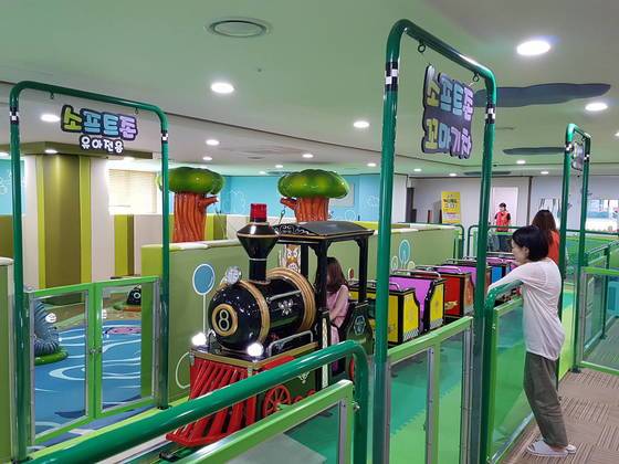 꿈앤뜰 키즈랜드 2층에 있는 꼬마기차. 임명수 기자