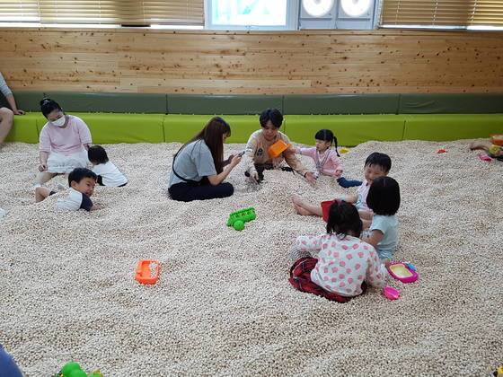 인천 키즈카페 '꿈앤뜰 키즈랜드' 에 조성된 편백나무존. 임명수 기자