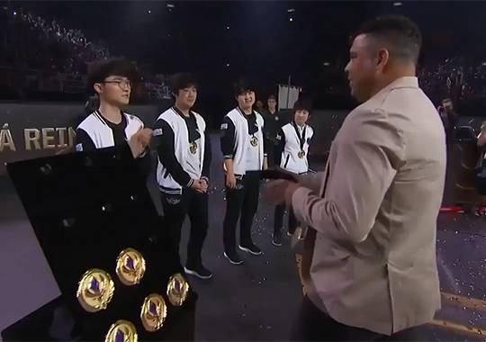 페이커가 SK텔레콤 T1의 2017 MSI 우승 후 호나우두의 시상을 기다리고 있다. 사진=리그오브레전드 e스포츠 SNS 공식계정 영상 화면