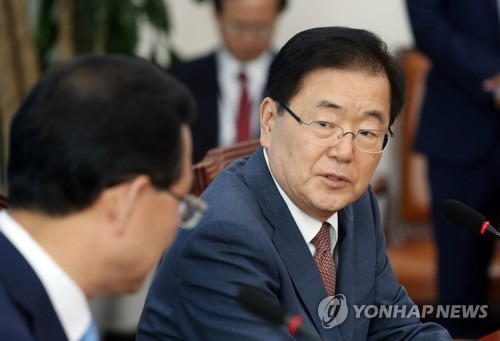 (서울=연합뉴스) 신준희 기자 = 정의용 청와대 국가안보실장이 22일 오후 국회를 방문, 바른정당 주호영 원내대표를 만나 인사말을 하고 있다.    hama@yna.co.kr