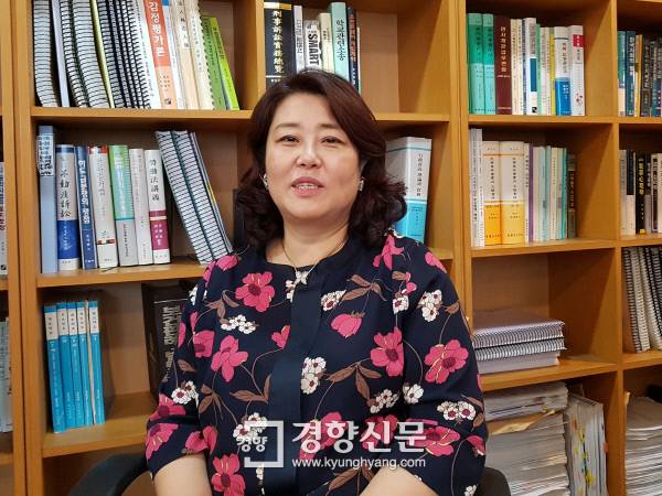 지난 22일 서울 서초구 민들레법률사무소 사무실에서 김인숙 변호사(55)가 경향신문과 인터뷰하고 있다. 허진무 기자