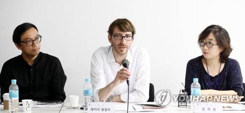 (서울=연합뉴스) 이재희 기자 = 23일 오전 서울 종로구 국립현대미술관 서울관에서 열린 '불확정성의 원리' 전시 간담회에 싱가포르 작가 호 추 니엔(왼쪽부터), 미국 작가 재커리 폼왈트, 권하윤이 참석했다.
