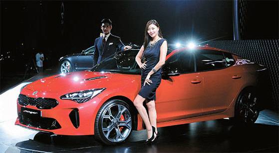 기아차가 23일 그랜드인터콘티넨탈호텔에서 스포츠세단 모델인 스팅어를 공식 출시했다. 스팅어의 제원상 성능은 동급 수입차를 압도한다. [기아차]