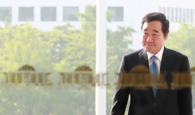 이낙연 국무총리 후보자가 24일 오전 서울 여의도 국회 본청에 도착해 인사청문회 공직후보자 대기실로 향하고 있다.[사진제공=연합뉴스]