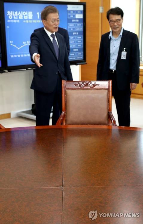 (서울=연합뉴스) 백승렬 기자 = 문재인 대통령이 24일 오전 청와대 여민관 대통령 집무실에서 일자리 현황을 직접 설명을 마친 뒤 낡은 `원탁 테이블'로 이동하고 있다.      문 대통령은 "이 `원탁 테이블'은 민정수석 때 사용한 것인데 그동안 사용하지 않던 것을 여민관 집무실에서 다시 사용하도록 했다"라고 설명하고 있다.      문 대통령은 또 "여민관 집무실이 본관 집무실에 비해 좁기는 하지만 업무를 보는 데는 전혀 문제가 없다"며 "본관 집무실은 행사 때에만 사용할 방침"이라고 말했다. 2017.5.24      srbaek@yna.co.kr