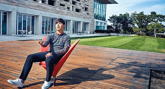 김시우는 좀처럼 얼굴 표정이 변하지 않는다. 지난 15일 PGA‘ 제5의 메이저 대회’로 불리는 플레이어스 챔피언십 우승을 확정하는 마지막 퍼팅 때도 그랬다. 지난해 가을 경기 여주 해슬리 나인브릿지 골프장에서 차분한 표정으로 이야기하는 김시우. 그는“낙천적인 성격이라 남들보다 덜 떨고 경기한다”고 말했다. /골프다이제스트