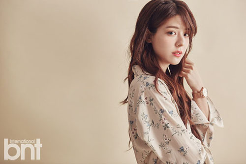후지이 미나의 단아하고 소녀 같은 화보가 공개됐다. 사진=레인보우미디어