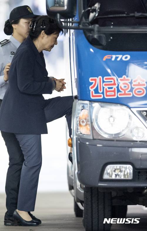 【서울=뉴시스】권현구 기자 = 박근혜 전 대통령이 25일 서울중앙지법에서 재판을 마치고 구치소로 복귀하는 호송차에 오르고 있다. 2017.05.25.   photo@newsis.com