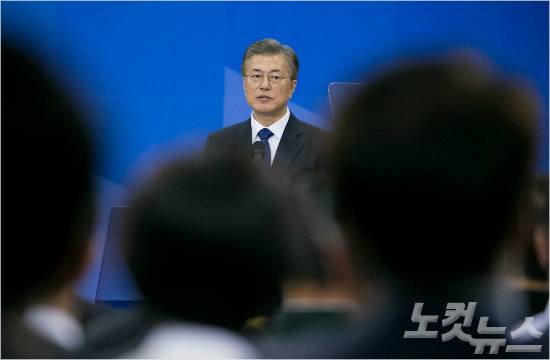 문재인 대통령이 5월 10일 오후 서울 여의도 국회의사당 로텐더홀에서 열린 취임식에서 '국민께 드리는 말씀'을 전달하고 있다. (사진=윤창원 기자)