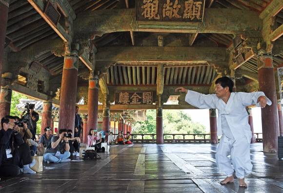 국가무형문화재 밀양백중놀이(68호) 예능보유자인 하용부 명인이 영남루에서 자신의 춤을 선보이고 있다.