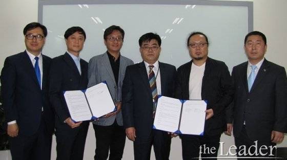 한국신문방송언론인협회 이사진 및 협력사 크림컴퍼니 박인구 대표와 다빈치스타일 김종민 대표가 MOU체결 기념촬영중이다.