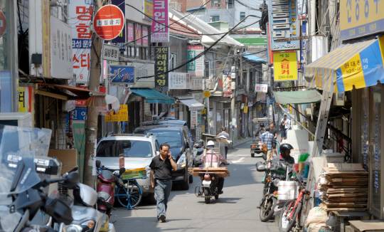 ‘김강사와 T교수’가 처음 발표된 1935년 당시 서울 거주 일본인은 서울 전체 인구의 약 25%에 달했다. 조선인과 일본인 거주지역은 대략 청계천을 기준으로 조선인의 북촌과 일본인의 남촌으로 나뉘어 있었으며 북촌을 대표하는 공간이 종로라면, 남촌을 대표하는 공간은 을지로·명동 등의 충무로(혼마치) 일대였다. 사진은 ‘인쇄 골목’으로 탈바꿈한 을지로의 모습이다.  김낙중 기자 sanjoong@