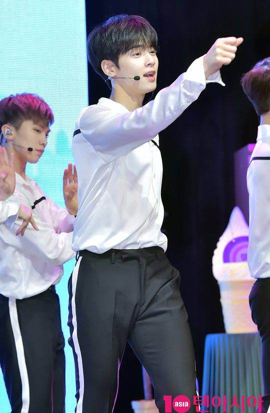 그룹 아스트로(차은우, 문빈, MJ, 진진, 라키, 윤산하) 차은우가 26일 오후 서울 강남구 삼성동 SAC아트센타에서 열린 네 번째 미니앨범 ‘드림 파트 1(Dream Part. 01)’ 컴백 쇼케이스에 참석하고 있다.