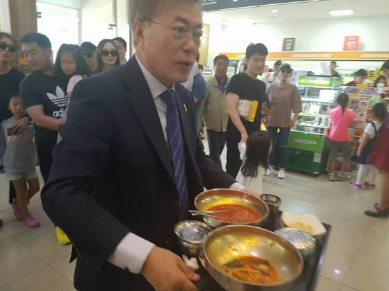 지난 7일 문 대통령이 횡성휴게소에서의식사 후 최씨의 빈 그릇도 함께 반납하고 있다.[기동민 의원 페이스북]