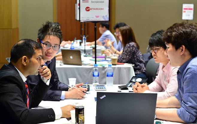 'WIS 2017' 부대행사로 열린 '글로벌 ICT 빅바이어 초청 일대일 수출상담회'에서 외국바이어들이 국내 기업 관계자들과 상담을 하고 있다.
