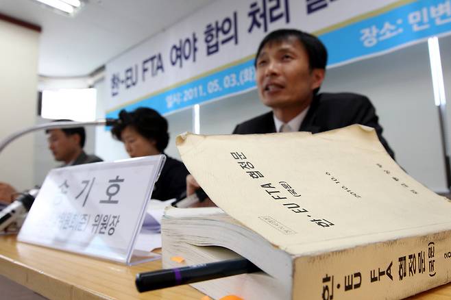 송기호 민주사회를 위한 변호사모임 국제통상위원회 준비위원장(당시)이 2011년 5월3일 기자회견을 열어 한-유럽연합(EU) 자유무역협정(FTA) 여야 합의사항은 국제법상 실효성이 없으므로, 협정 발효 전 학교급식에서 우리 농산물 우선 사용 등의 원포인트 재협상을 해야 한다고 촉구하고 있다. 이정아 기자 leej@hani.co.kr