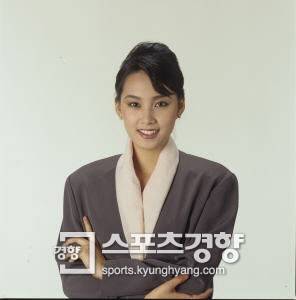 1991년 어깨뽕이 가득 들어간 의상을 입은 오현경. 지금 모습과 별만 다르지 않다.