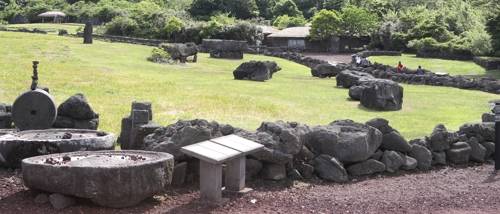 (제주=연합뉴스) 제주돌문화 공원에 전시된 다양한 제주 돌 유적들의 모습. 2017.5.28