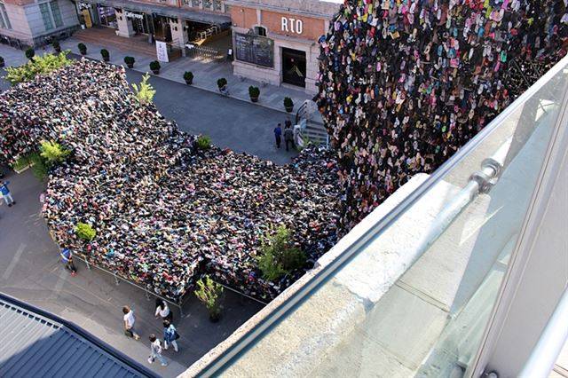 서울로 슈즈트리는 예술품에 대한 수많은 논쟁을 불러왔다.