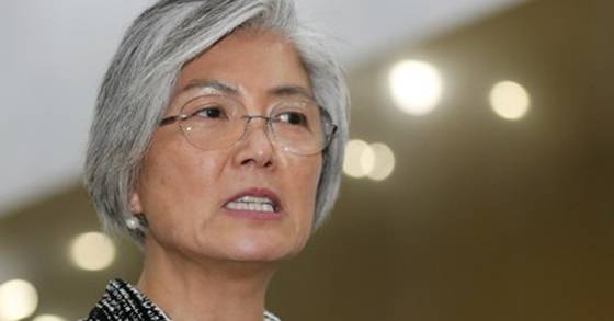 강경화 외교부장관 후보자가 29일 서울 도렴동 외교부 청사 인근 임시사무실에서 나와 취재진 앞에서 자신을 둘러싼 의혹에 대한 입장표명을 하고 있다. [연합]