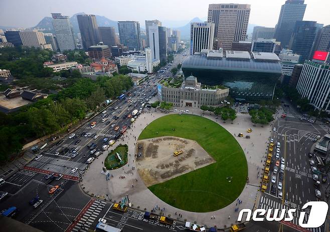 서울시 용역직원들이 '대통령 탄핵무효 국민저항 총궐기 운동본부'(탄무국)가 서울광장에 설치한 대형텐트촌에 대해 30일 오전 강제철거(행정대집행)를 집행, 철거 후 정리를 하고 있다.  129일만이다. 2017.5.30/뉴스1 © News1 박정호 기자