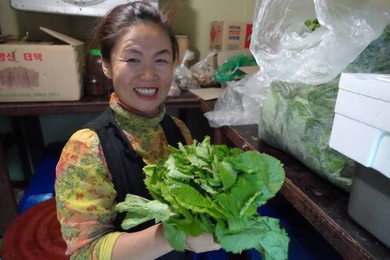 안주인 안정숙씨가 저온창고에서 곰취 다발을 꺼내 “꽃다발 보여드릴까요” 하며 양손에 들고는 웃고 있다. 산나물은 그의 삶을 지탱해준 지지대였다.
