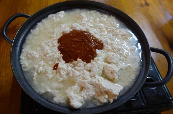 모두부보다 순두부를 훨씬 좋아하는 내 식성을 미리 알기라도 한 듯 전날 두부를 만들면서 순두부를 조금 남겨 맛보라며 끓여줬다.