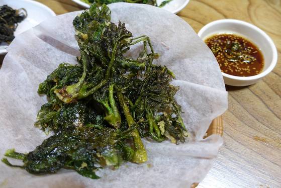 아침에 집 주변에서 나물을 설명해주며 꺾은 두릅 움 순으로 튀김을 했다. 튀김반죽을 입힌 듯 만 듯 살짝 했다.