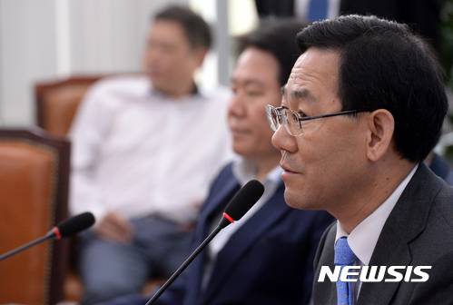 【서울=뉴시스】배훈식 기자 = 30일 오전 서울 여의도 국회 바른정당 회의실에서 열린 의원총회에 참석한 주호영 대표 권한대행 겸 원내대표가 모두발언하고 있다.   주 대행은 이낙연 총리 후보자 인준에 대한 논란이 있었지만 국민의당이 협조하는 쪽으로 기울면서 본회의 표결이 가능해 졌다며 우리 당도 고심하고 있다고 말했다. 2017.05.30.   dahora83@newsis.com