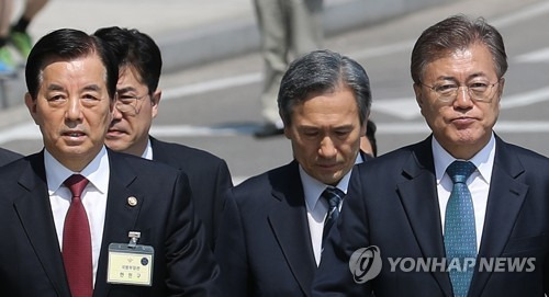 사진은 지난 17일 취임 후 처음으로 국방부를 방문한 문 대통령(오른쪽)을 수행하는 한민구 국방장관(왼쪽)과 김관진 전 청와대 안보실장. [연합뉴스 자료사진]