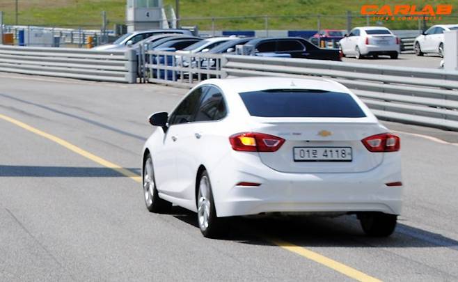 서킷 주행 중인 쉐보레 크루즈