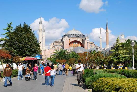 해외여행객이 급증하면서 해외에서 발생하는 사건·사고도 늘었다. 2016년 재외국민 사건, 사고는 9290건으로 5년 전인 2011년보다 갑절 이상 늘었다. 사진은 한국인도 많이 찾는 터키 이스탄불. [중앙포토]