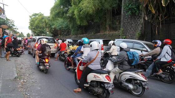 서울은 저리가라 할 우붓의 교통 체증.