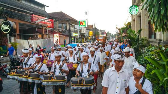 우붓에서 마주친 퍼레이드 행렬.