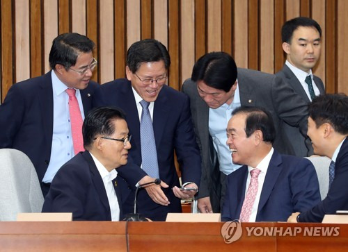 지난 5월 31일 국회에서 열린 의원총회에서 동료 의원들에게 자신의 휴대전화를 보여주고 있는 국민의당 주승용 의원의 모습 [연합뉴스 자료사진]